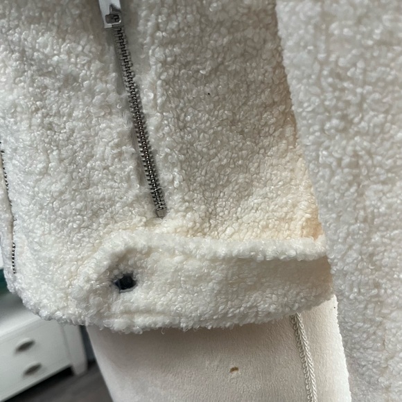 🌸🌼🌺Brand New Cream Colored Sherpa Moto Jacket size S Super Cute!!!!🌻🌺🌷 - Picture 3 of 9